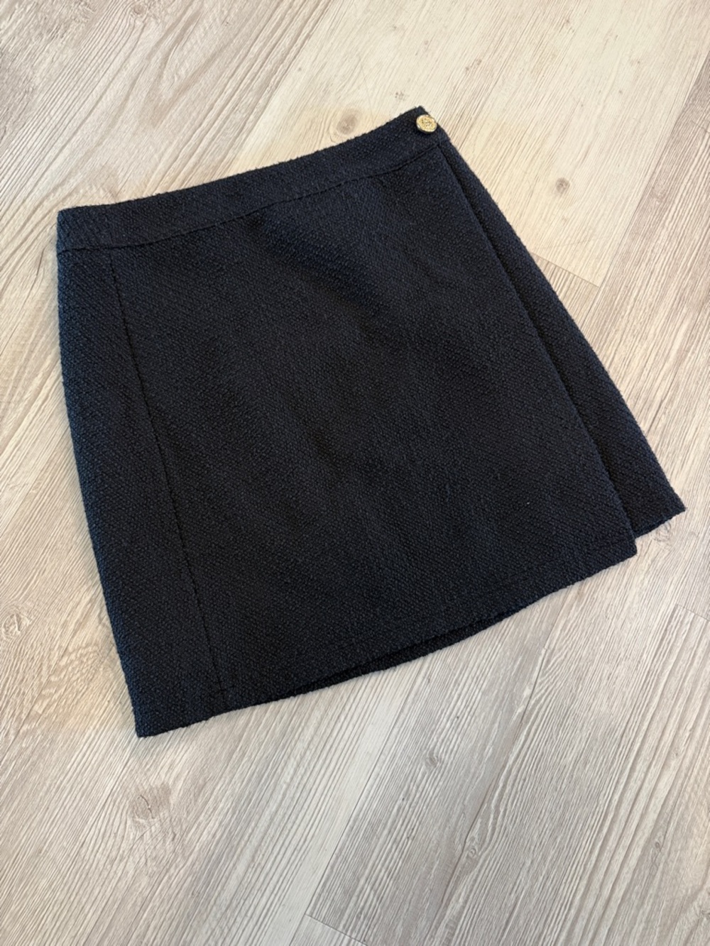 LOFT Black Textured Wrap-Style Mini Skirt with Gold Button Size 0